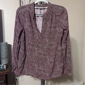 GAP Women’s Split Neck Blouse‎ Medium Long Sleeve Burgundy White Viscose